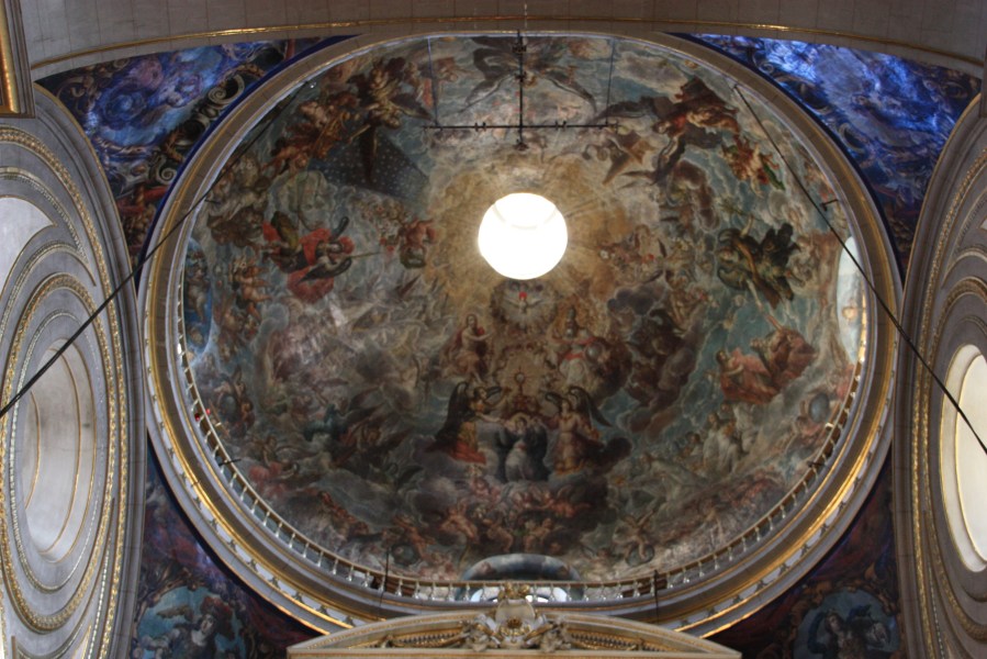 inside the church... reminds me of St. Isaacs in St. Petersburg